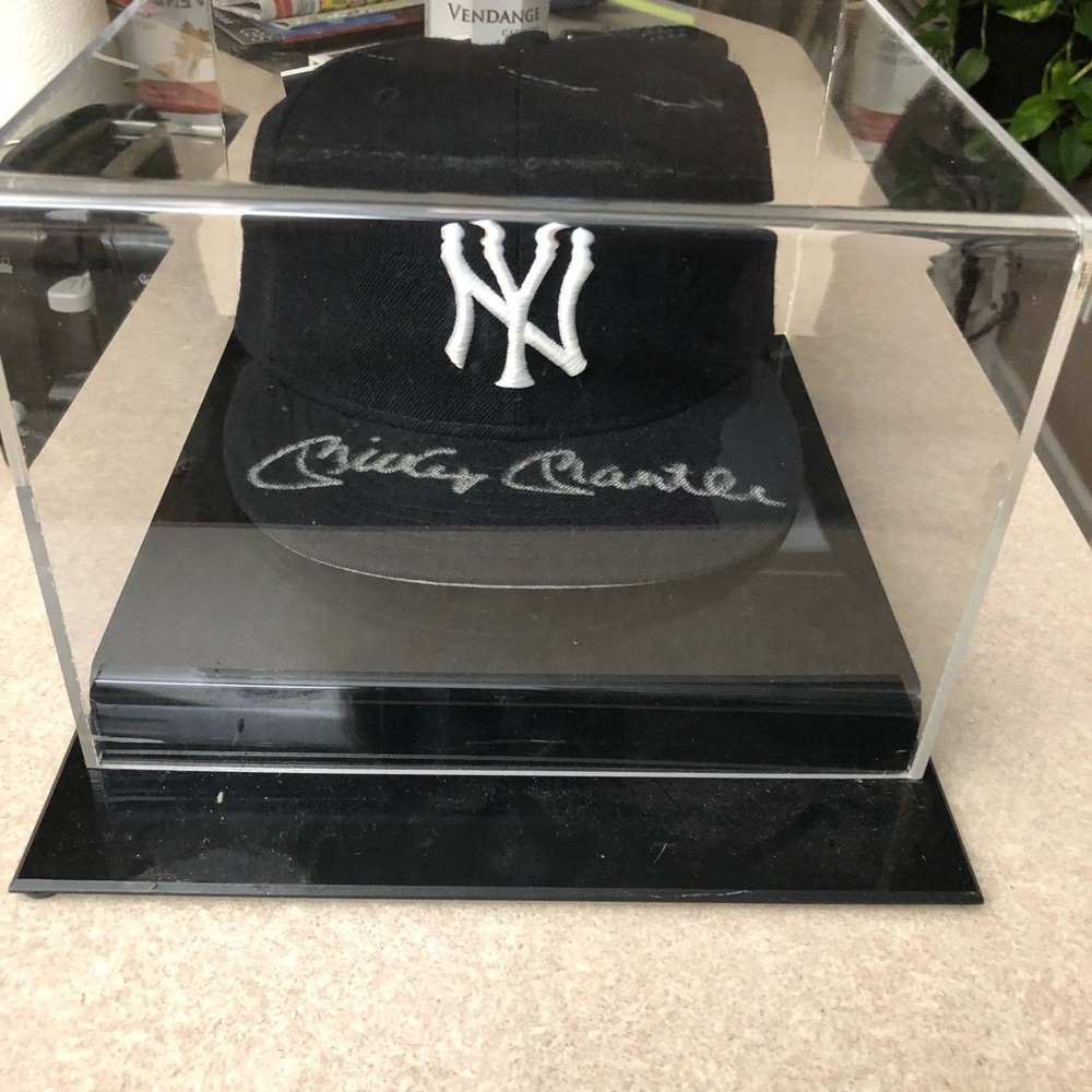 ᗩ ᖇᗴᗩᒪ ᗪᗴᗩᒪ❤️ Mickey Mantle signed baseball hat!